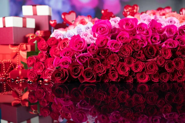 Tema San Valentino Regali Scatole Cuori Rossi Grande Mazzo Rose — Foto Stock