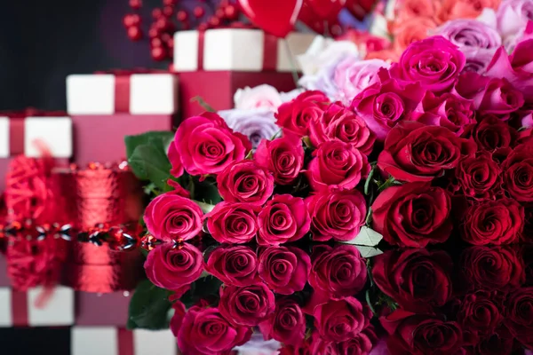 Tema Día San Valentín Regalos Cajas Corazones Rojos Gran Ramo —  Fotos de Stock