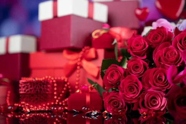 Tema Dia Dos Namorados Presentes Caixas Corações Vermelhos Grande Buquê — Fotografia de Stock