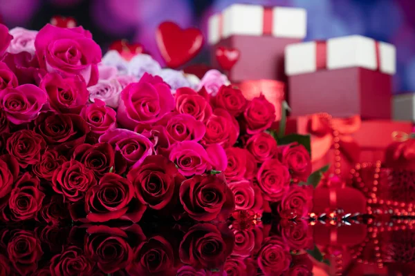 Tema San Valentino Regali Scatole Cuori Rossi Grande Mazzo Rose — Foto Stock