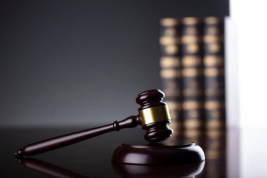 Avukatlık bürosu. Hukuk sembolleri: hakimler tokmak, heykel, hukuk kitapları ve ölçek.