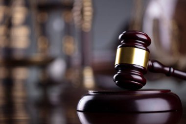 Avukatlık bürosu. Hukuk sembolleri: hakimler tokmak, heykel, hukuk kitapları ve ölçek.