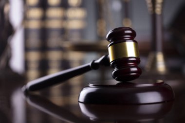 Avukatlık bürosu. Hukuk sembolleri: hakimler tokmak, heykel, hukuk kitapları ve ölçek.