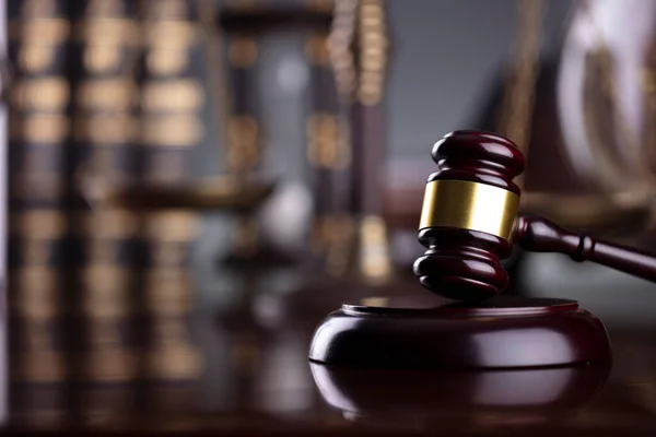 律师事务所法律符号组成 法官槌 主题雕塑 法律书籍和刻度 — 图库照片