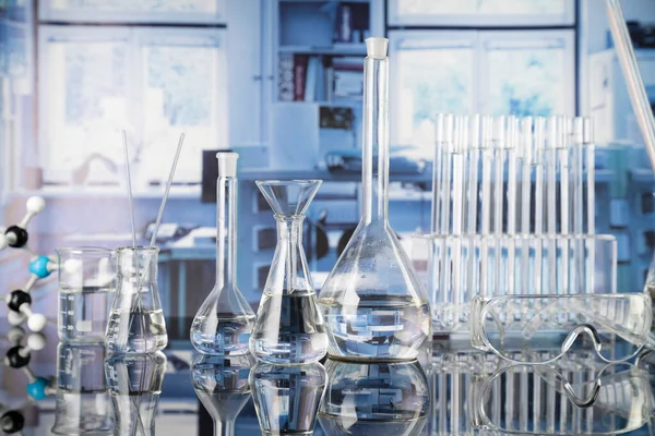 Laboratóriumi Vizsgálatok Kovid Elleni Tesztekkel Gyógyszerekkel Kapcsolatban Mikroszkóp Üvegcső Főzőpohár — Stock Fotó