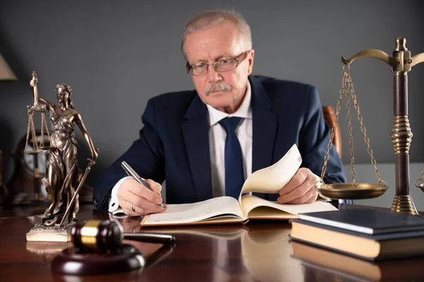 判事は事務所で働いている マーレ テーマ像 スケールと茶色の輝くテーブル上の文書 — ストック写真