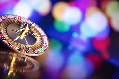 Kumarhane teması. Renkli bokeh arkaplanda rulet çarkı.