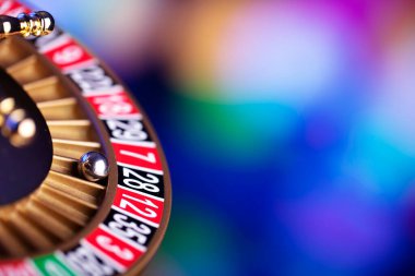 Kumarhane teması. Renkli bokeh arkaplanda rulet çarkı.