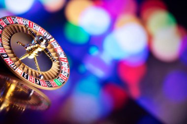 Kumarhane teması. Renkli bokeh arkaplanda rulet çarkı.
