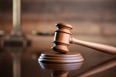 Hukuk kavramı. Hukuk sembolleri kompozisyonu: Hakimler tokmak, Themis heykeli ve kahverengi arkaplan ölçeği.