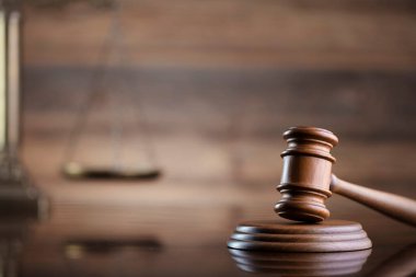 Hukuk kavramı. Hukuk sembolleri kompozisyonu: Hakimler tokmak, Themis heykeli ve kahverengi arkaplan ölçeği.