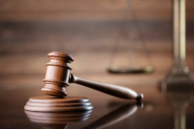 Hukuk kavramı. Hukuk sembolleri kompozisyonu: Hakimler tokmak, Themis heykeli ve kahverengi arkaplan ölçeği.
