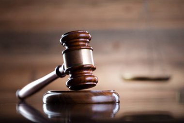 Hukuk kavramı. Hukuk sembolleri kompozisyonu: Hakimler tokmak, Themis heykeli ve kahverengi arkaplan ölçeği.