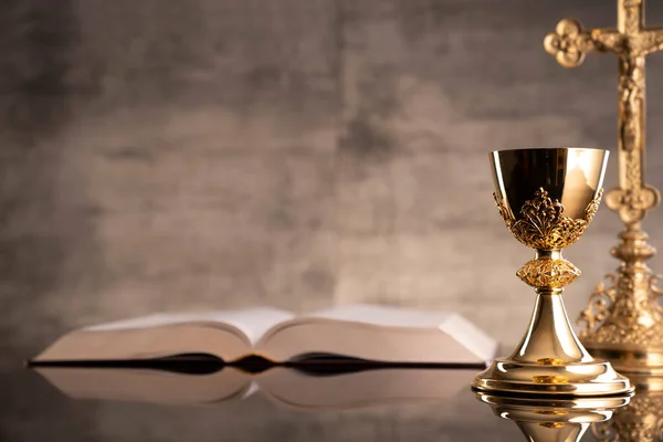 Katolické Náboženství Složení Katolických Symbolů Kříž Monstrance Bible Svatá Zlatý — Stock fotografie