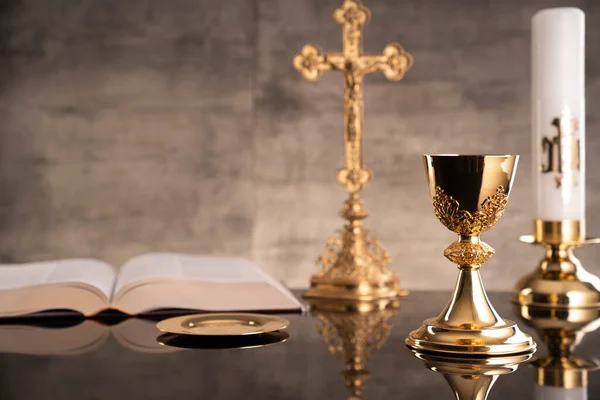 Conceito Religião Católica Composição Símbolos Católicos Cruz Monstrance Bíblia Sagrada — Fotografia de Stock