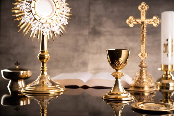 カトリックの宗教概念 カトリックのシンボル構成 木製の祭壇と灰色の背景に十字架 記念碑 黄金の聖杯 — ストック写真