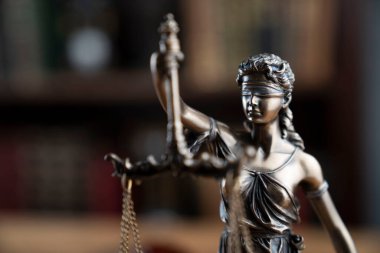 Yargıç ofisi. Adalet sembolü - Kahverengi arkaplanda heykel.