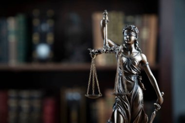 Yargıç ofisi. Adalet sembolü - Kahverengi arkaplanda heykel.