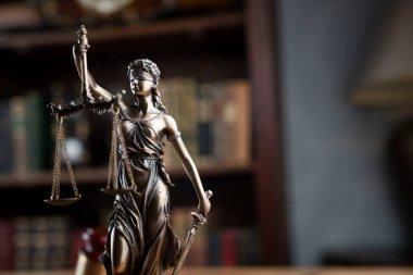 Yargıç ofisi. Adalet sembolü - Kahverengi arkaplanda heykel.