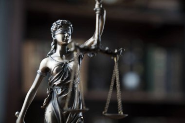 Yargıç ofisi. Adalet sembolü - Kahverengi arkaplanda heykel.