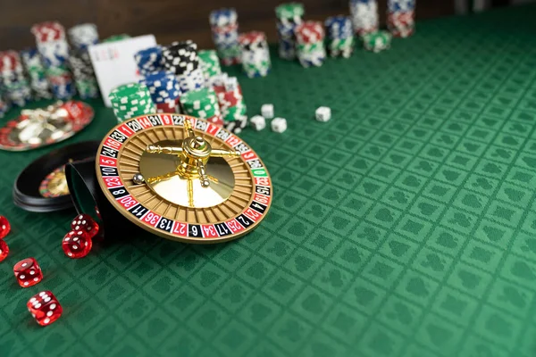 Казино Азартные Игры Тема Колесо Рулетки Кости Фишки Покера Зеленом — стоковое фото