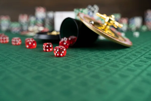 Kaszinó Szerencsejáték Téma Rulett Kerék Kocka Póker Zseton Kaszinó Érezte — Stock Fotó