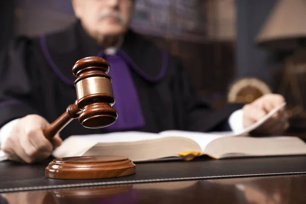 Νόμος Και Δικαιοσύνη Δικαστής Στην Τόγκα Σφυρί Κατά Διάρκεια Της — Φωτογραφία Αρχείου