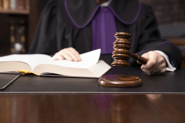 Νόμος Και Δικαιοσύνη Δικαστής Στην Τόγκα Σφυρί Κατά Διάρκεια Της — Φωτογραφία Αρχείου