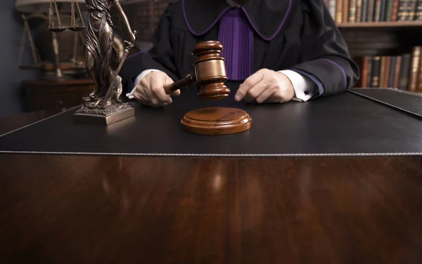 Richter Toga Mit Dem Hammer Während Des Prozesses — Stockfoto