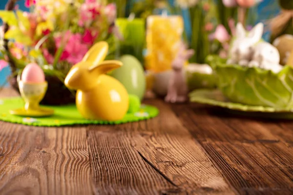 Czas Wielkanocy Wielkanocne Dekoracje Wiejskim Drewnianym Stole Zajączek Wielkanocny Pisanki — Zdjęcie stockowe
