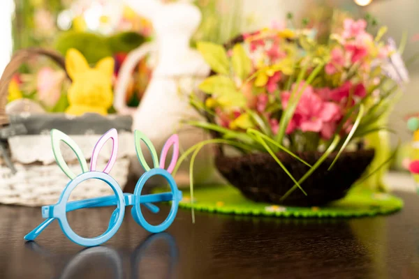 Osterzeit Osterdekoration Auf Dem Glänzenden Holztisch Osterhase Ostereier Korb Und — Stockfoto