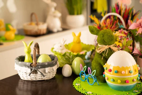 Czas Wielkanocy Wielkanocne Dekoracje Świecącym Drewnianym Stole Zajączek Wielkanocny Pisanki — Zdjęcie stockowe