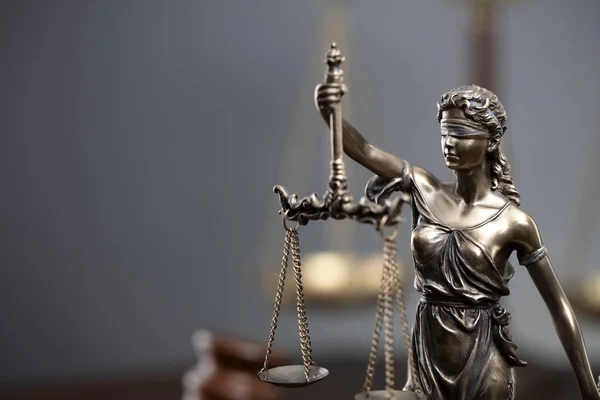 法律和司法概念 战争罪 Gavel Themis雕塑和律师事务所的规模灰色背景 — 图库照片