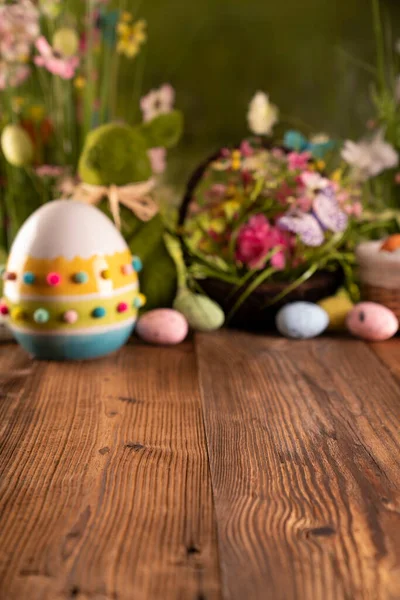 Tiempo Pascua Decoraciones Pascua Mesa Rústica Madera Conejo Pascua Huevos —  Fotos de Stock