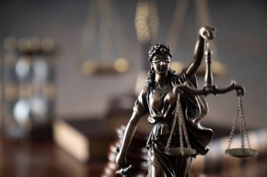 Hukuk ve adalet kavramı. Savaş suçları. Gavel, heykel, eski saat, hukuk kuralları ve avukatlık bürosunda terazi. Gri arkaplan.