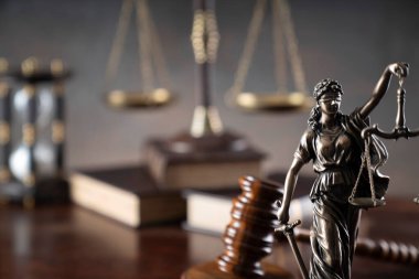 Hukuk ve adalet kavramı. Savaş suçları. Gavel, heykel, eski saat, hukuk kuralları ve avukatlık bürosunda terazi. Gri arkaplan.