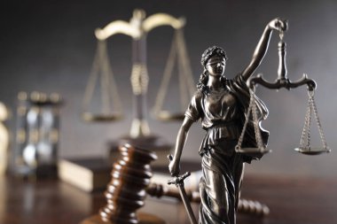 Hukuk ve adalet kavramı. Savaş suçları. Gavel, heykel, eski saat, hukuk kuralları ve avukatlık bürosunda terazi. Gri arkaplan.
