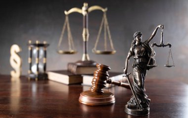 Hukuk ve adalet kavramı. Savaş suçları. Gavel, heykel, eski saat, hukuk kuralları ve avukatlık bürosunda terazi. Gri arkaplan.