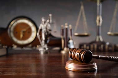 Hukuk ve adalet kavramı. Savaş suçları. Gavel, heykel, eski saat, hukuk kuralları ve avukatlık bürosunda terazi. Gri arkaplan.