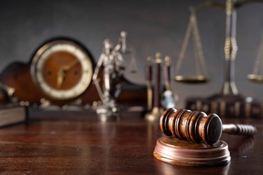 Hukuk ve adalet kavramı. Savaş suçları. Gavel, heykel, eski saat, hukuk kuralları ve avukatlık bürosunda terazi. Gri arkaplan.