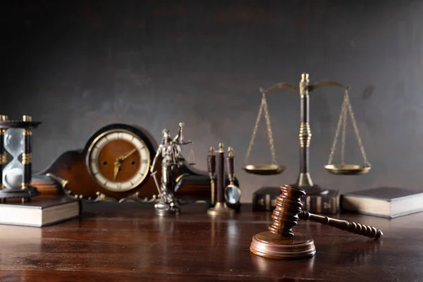 法律和司法概念 战争罪 Gavel Themis雕塑 律师事务所的法律规范和尺度 灰色背景 — 图库照片