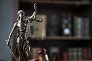 Avukatlık bürosu. Hukuk sembolleri: hakimler tokmak, heykel ve hukuk kitapları.