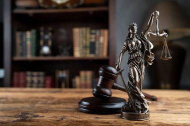 Avukatlık bürosu. Hukuk sembolleri: hakimler tokmak, heykel ve hukuk kitapları.