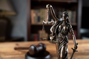 Avukatlık bürosu. Hukuk sembolleri: hakimler tokmak, heykel ve hukuk kitapları.