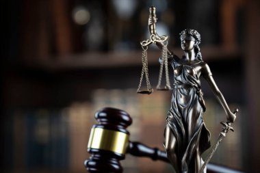 Avukatlık bürosu. Hukuk sembolleri: hakimler tokmak, heykel ve hukuk kitapları.