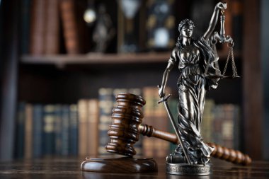Avukatlık bürosu. Hukuk sembolleri: hakimler tokmak, heykel ve hukuk kitapları.
