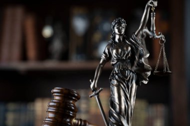 Avukatlık bürosu. Hukuk sembolleri: hakimler tokmak, heykel ve hukuk kitapları.