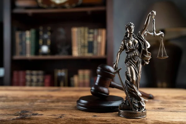 Rechtsanwaltsbüro Zusammensetzung Der Gesetzessymbole Richtergabel Themis Skulptur Und Juristische Bücher — Stockfoto