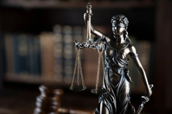Avukatlık Bürosu Hukuk Sembolleri Hakimler Tokmak Heykel Hukuk Kitapları — Stok fotoğraf