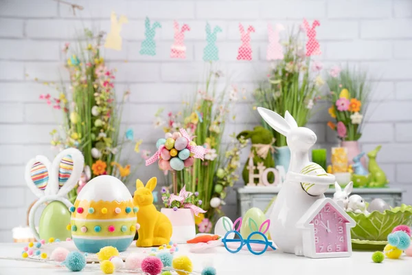 Osterzeit Osterdekoration Auf Weißem Hintergrund Osterhase Ostereier Korb Sträuße Von — Stockfoto